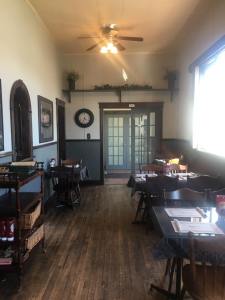 O'Sheas Pub and Eatery